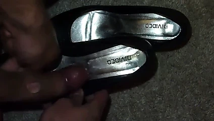 kız arkadaşının ayakkabısına boşalmak - siyah pompalar