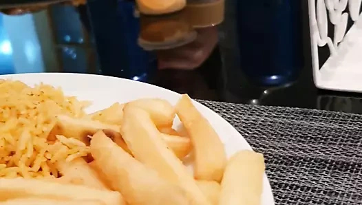 Muslim bakire footjob altında tablo yapmak adım baba boşalmak üzerinde ona bacaklar