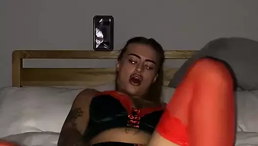 İri göğüslü İskoç genç kız tek başına mastürbasyon yapıyor