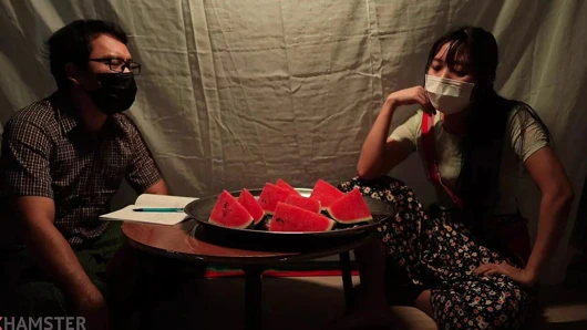 Zavallı sokak yemeği kızı yaşlı müdürle aldatıyor