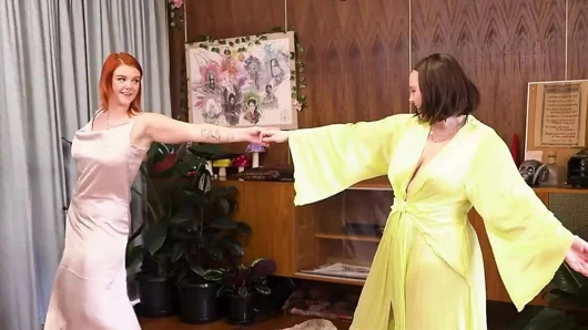 Büyük memeli düzgün vücutlu salsa dansçıları birbirlerinden zevk alıyor