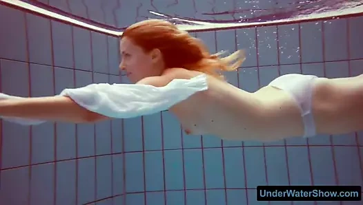 Beyaz elbiseli ve seksi bikinili kızıl saçlı