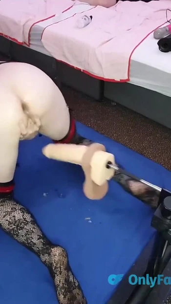 Незабываемый момент из "Огромный дилдо дает английской милфе многократные анальные оргазмы на трах-машине"