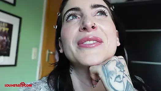 Lou Nesbit tarafından aldatılan kocamsın, Lia Louise