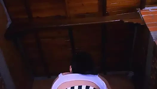 Yoğun bakışları ve baştan çıkarıcı jestleriyle arkadaş, dairenin samimi odasında karşı konulmaz bir baştan çıkarıcı hale geldi