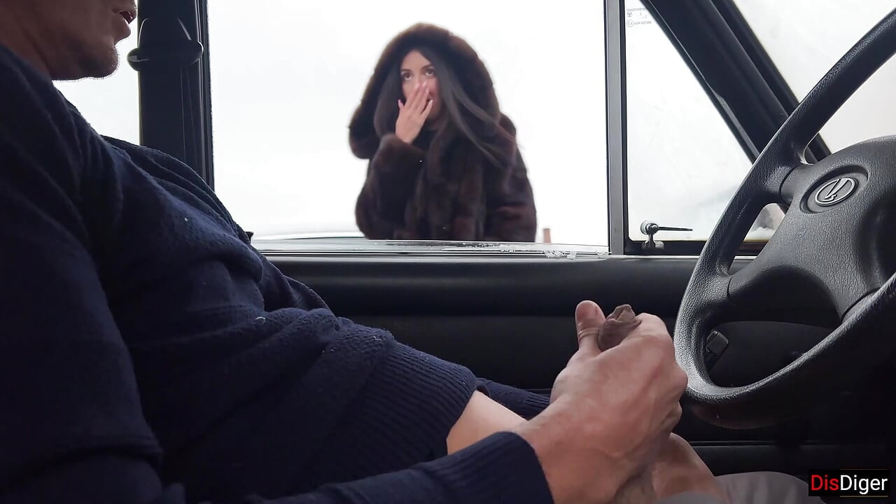 Yabancı kız halka açık bir otoparkta arabanın penceresinden 31 çekti ve sikimi emdi