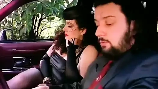 Jessica Rizzo erkek delisi sürtüklerle iki sahne sunuyor