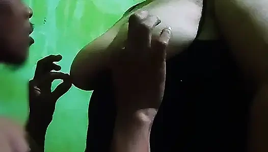 Hadi, meme uçlarını emerken amcığını sikelim