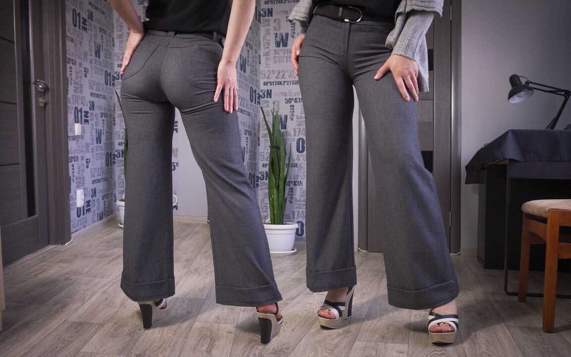 Sekreter dar pantolonlu bacakları ve götünü modelliyor