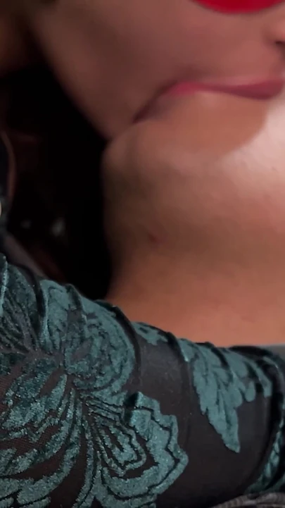 Эмоциональный момент от "Какой захватывающий французский поцелуй моя сводная сестра дает мне! 😈"