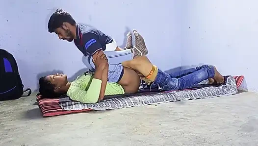 Tamil Hintli üniversiteli kız sınıf odasında erkek arkadaşıyla sikişiyor