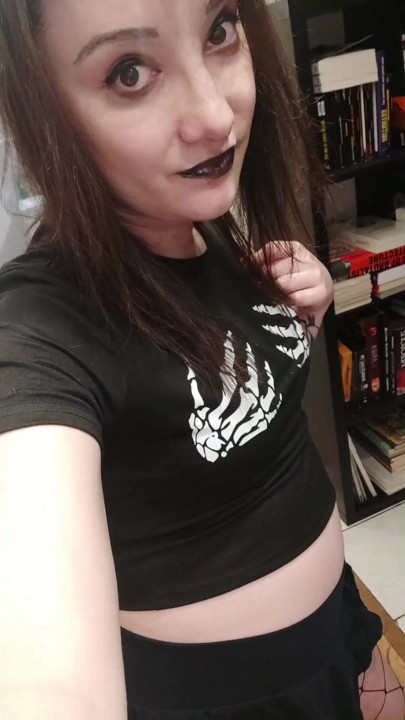Trans gotik kız eteğini kaldırıyor ve sikini sallıyor