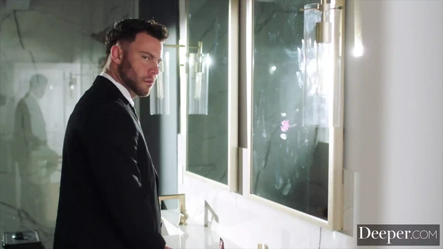 Derin. İtaatkar Cherry cezalandırılmak ve sikilmek için yalvarıyor