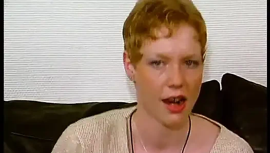 Kısa saçlı genç kız oyuncu seçmelerinde sıkı göt deliğini parmaklatıyor