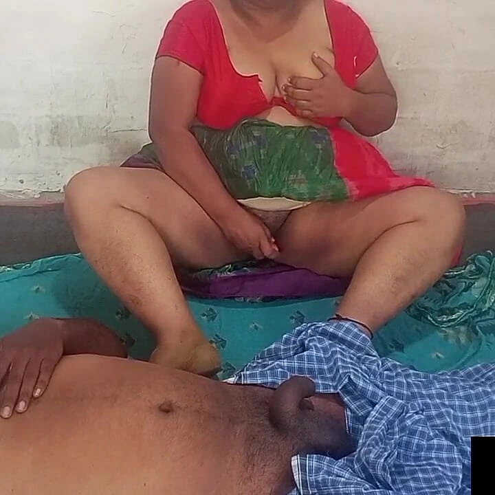 Üvey anne havuçla mastürbasyon yapıyor ve üvey oğluna yakalandı