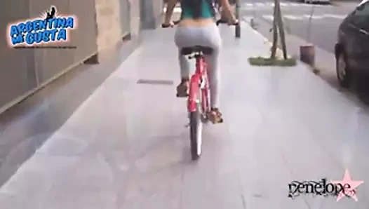 Bir ip tanga ve deve ile bisiklete binen en şaşırtıcı eşek