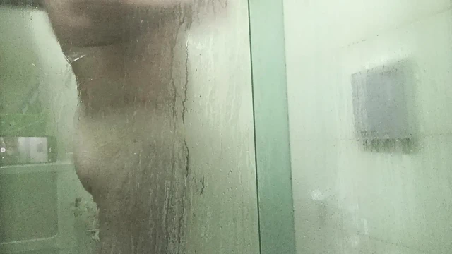 Sıcak banyo ve yumuşak yarak boşalması! Doğal vücutlar!