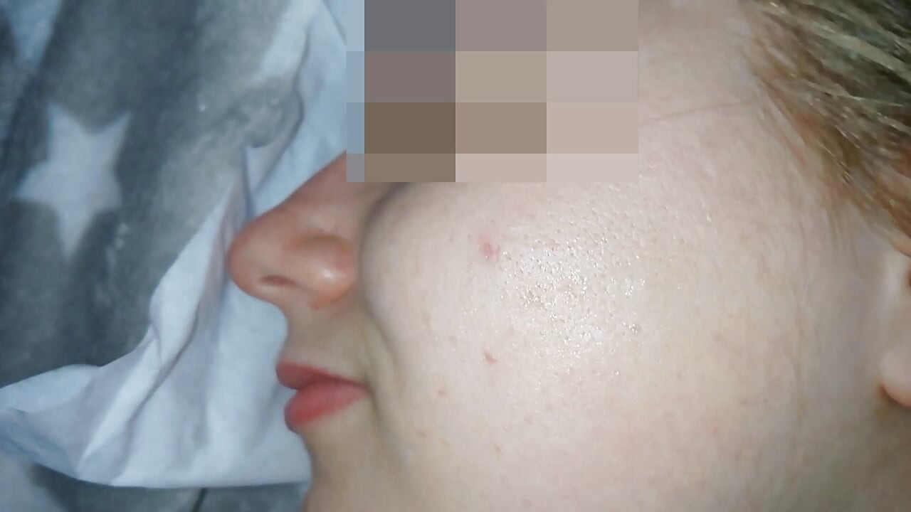 Yüzüne ve amına boşalıyorum ve sperm yanağından aşağı akıyor