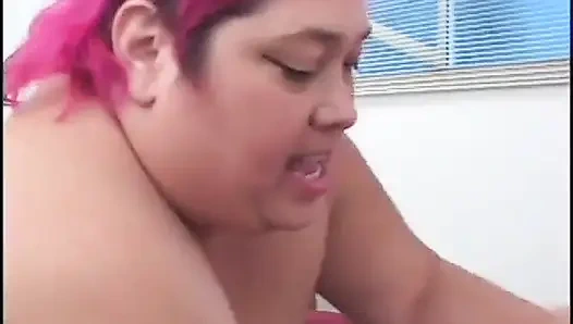 Tombul renkli kıllı iri güzel kadın iyi sikişmek için üniformasını çıkarıyor