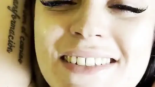 Minyon sürtük Holy Machiavelli ağzına bolca döl alıyor