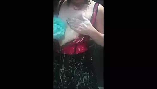 Lateks elbisemi duşta yıkıyorum