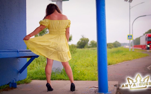 128 Otobüs durağında yoldan geçen sürücülerle açık havada flört ediyor. Bacaklarımı beğendin mi? 60 fps