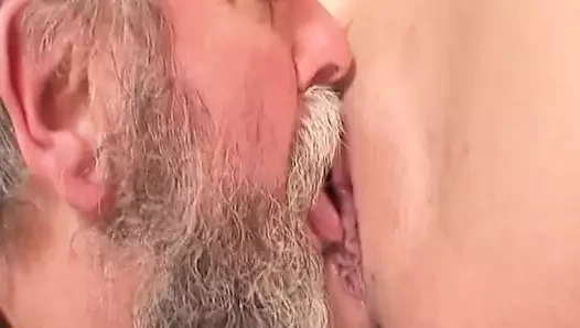 Almanya'dan çarpıcı sarışın piliç yaşlı bir yarağı sertçe boşaltıyor