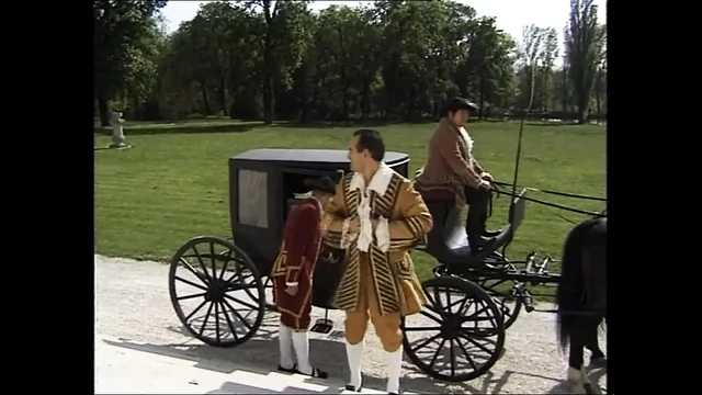 Kıllı amcık kontes demir maskeli adam tarafından sikiliyor