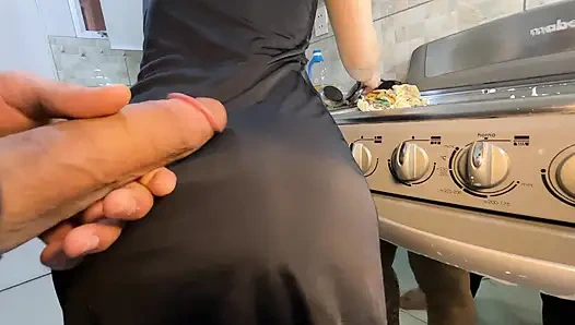 Yeni hizmetçiye ev kurallarını gösteriyor (elbise)