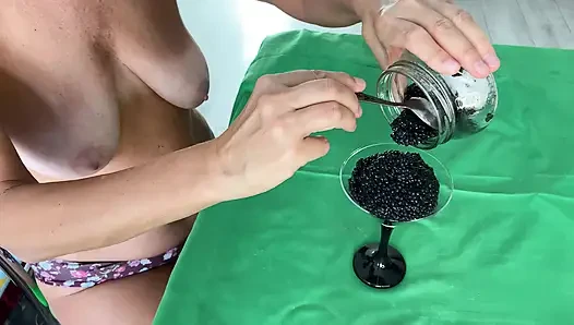 Olgun üvey anne damızlık boğa sağıyor yemek fetişi.