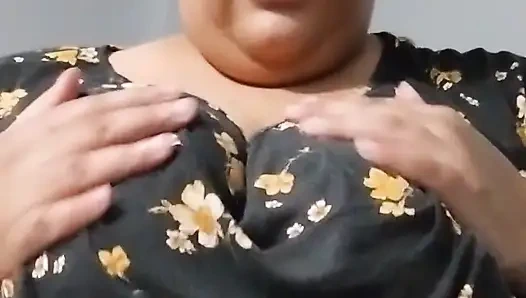 Büyük göğüslerimle oynuyorum ve meme uçlarımı yalıyorum!