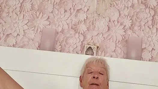 Yeni oyuncakla oynuyor