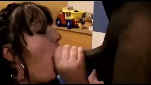 Tombul kadın aç için siyah çük ve jizz