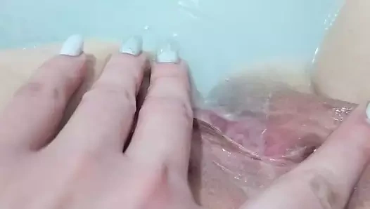 Banyoda bir yapay penis ile sert lanet. yakın çekim. sağladım