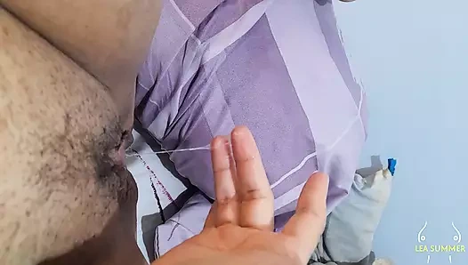 Ayaklarımı, kıllı amımı ve büyük götümü arkadaşımın oğluna gösteriyorum ve o genç yarağını sıvazlıyor.