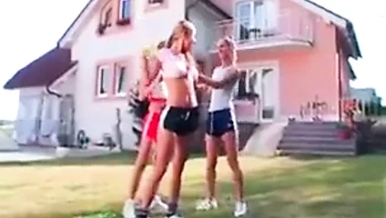 adidas parlak şort ve spor ayakkabı giyen kızlar