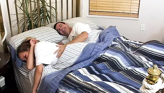 Üvey baba üvey kızı sikmeden önce osuruyor