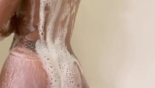 Duş zamanı, benim için sırtımı yıkar mısın!