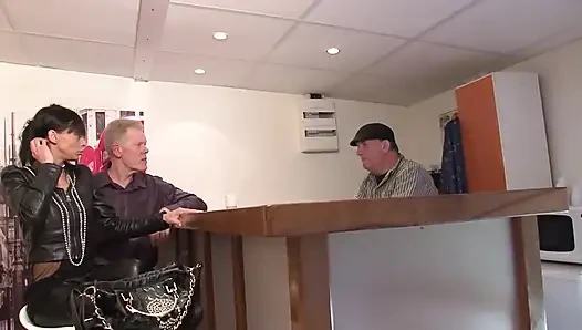 Seksi esmer sürtük azgın yaşlı beyaz adamla sikişiyor