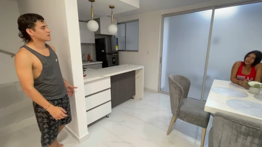 Üvey annemin en iyi arkadaşına sulu amını bolca dölle doldurana kadar lezzetli bir sikiş yapıyorum