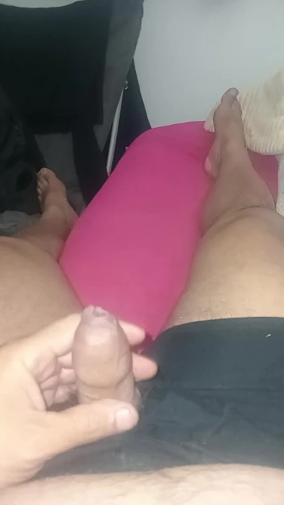 Tek başına okşuyor