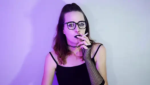 Gotik kız file çorap içinde sigara içiyor
