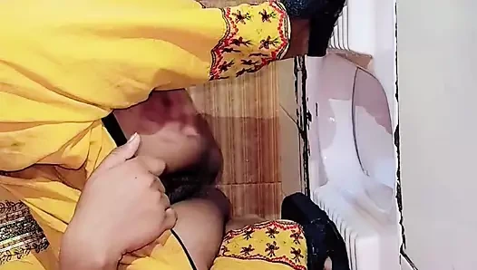 Üniversiteli kız banyoda işiyor