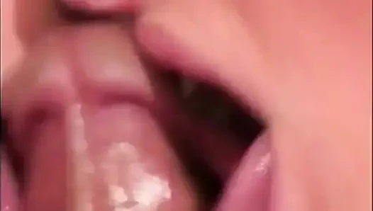 Güzel gençler büyük sert bir yarakla dudaklarından ve amlarından sikiliyor