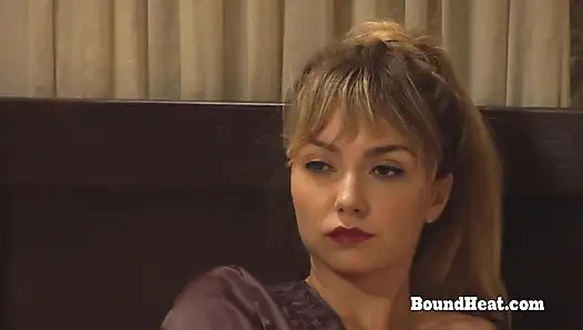 Azgın lezbiyen köle dom madamı için mastürbasyon yapıyor ve orgazm oluyor