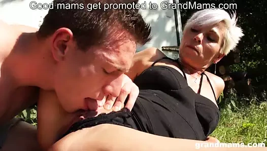 Sıcak olgun victoria olduğunu içinde ihtiyaç arasında bir büyük genç horoz için emmek