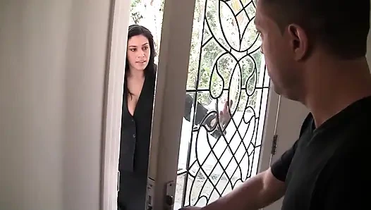 Seksi Raylene büyük yarağa biniyor ve derinden emiyor