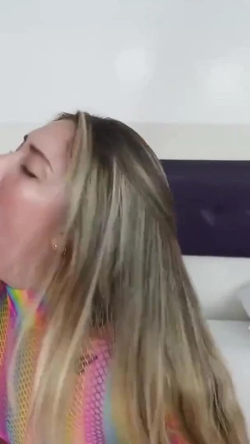 Волнующий момент из "Муж Корнудо просит меня покурить, пока сосет и трахается с двумя членами"