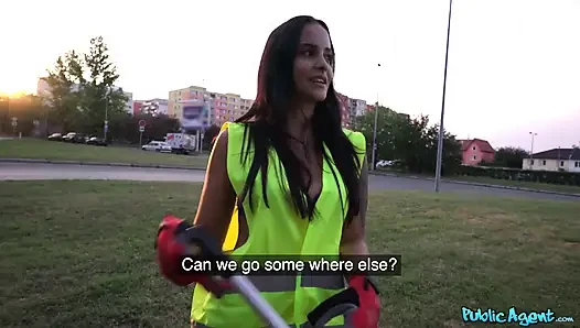 Kamu görevlisi - minyon tatlı kız çöpleri alıyor, ama jennifer mendez'in şipşiş için durduğu ortaya çıktı