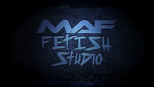 Larissa esaret altında, ayak fetişi, kırbaçlama ve götünde büyük dildo